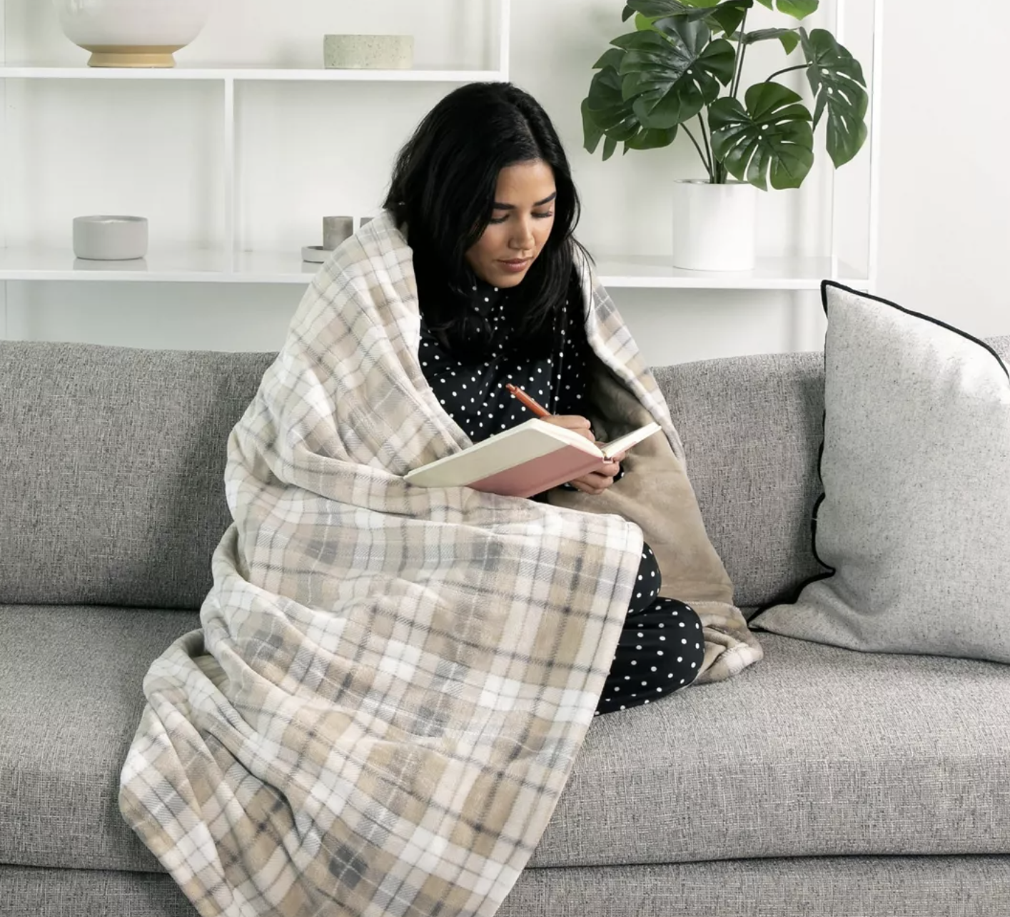 Brookstone 4-Heat Setting Luxurious Heated Throw/Blanket 50 x 60 in. Oatmeal